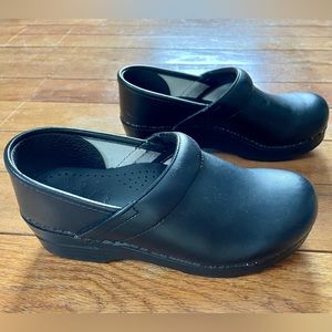 Black Dansko clog, size 6 (eur 36)
